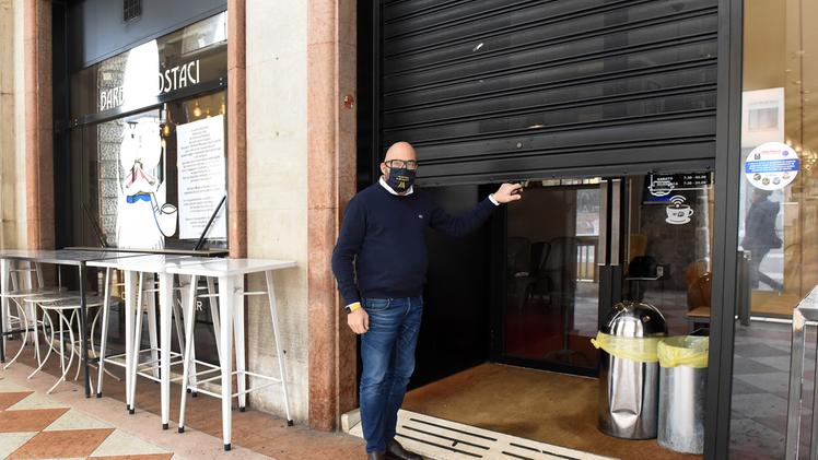 Emiliano Nicalini ha chiuso per protesta il bar «Barba e Mostaci» che gestisce in piazza Garibaldi DIENNE