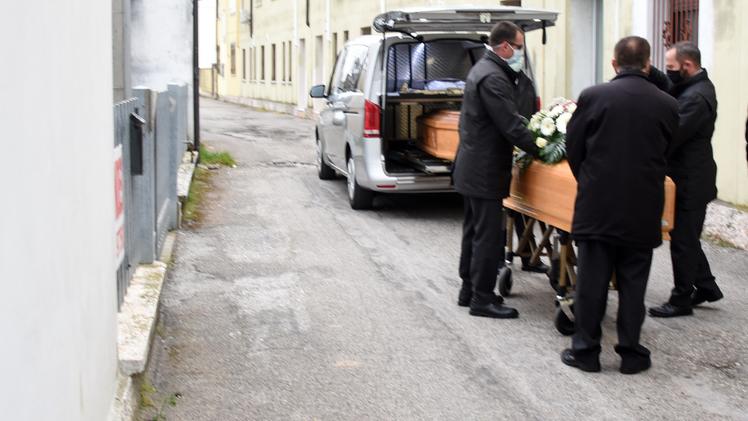 Impresari funebri recuperano le salme degli ospiti morti a marzo