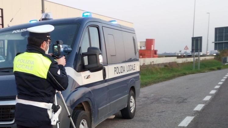 La polizia locale  appostata con il telelaser sulla Transpolesana 