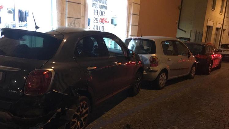 Sbanda in via Frattini e sfascia tre auto