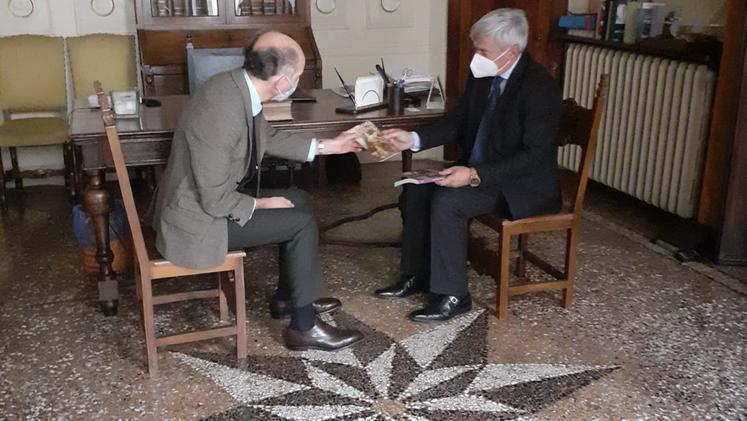 Il console Dmitry Shtodin e il presidente dell'Accademia di agricoltura, scienze e lettere Claudio Carcereri de Prati