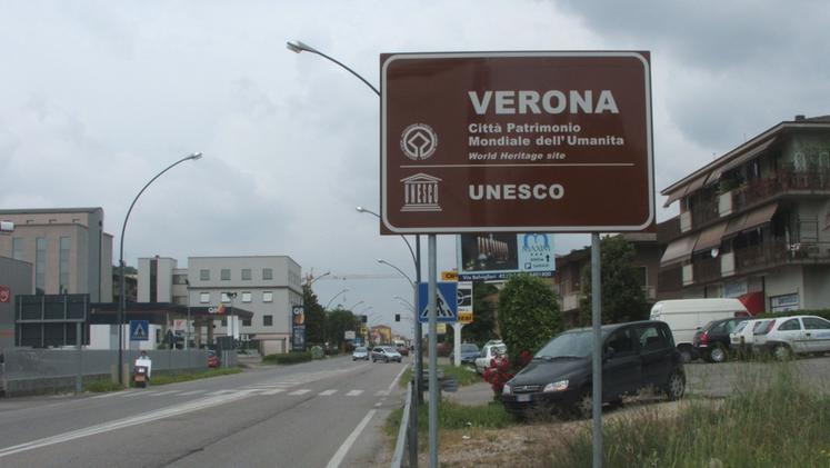 Cartello che indica Verona patrimonio Unesco