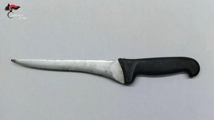 Il coltello trovato nell'auto dopo il furto al Lidl di San Giovanni Ilarione