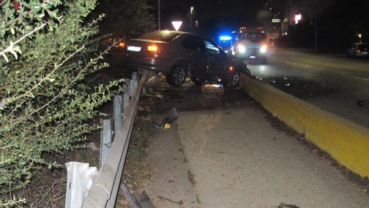 Incidente in via Legnago, dove un’auto uscita di strada ha distrutto 18 metri di guard rail