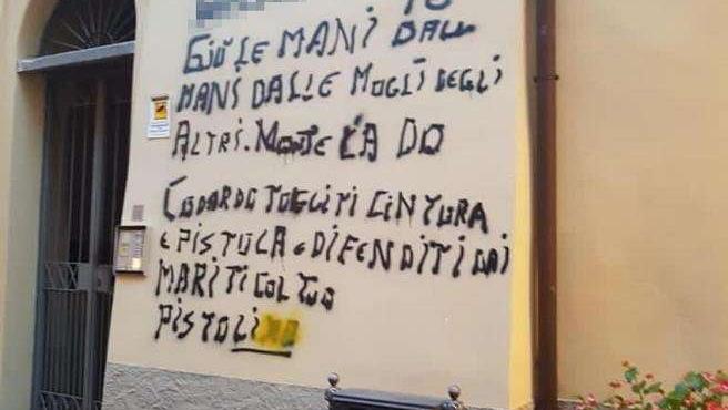 La scritta sul muro in centro a Bellano (Lecco), ora rimossa. (Foto Lario News)