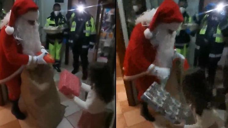 Nei due frame del video Babbo Natale consegna i regali alla bimba