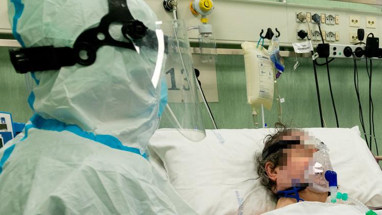 Un paziente con la Cpap, la maschera per la ventilazione respiratoria 