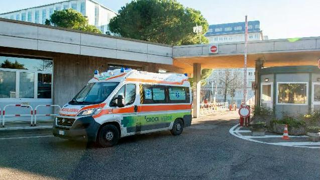 Ambulanza al Policlinico (foto Marchiori)