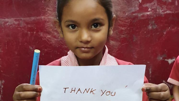 Una alunna della Christ Raja School a Kolkata