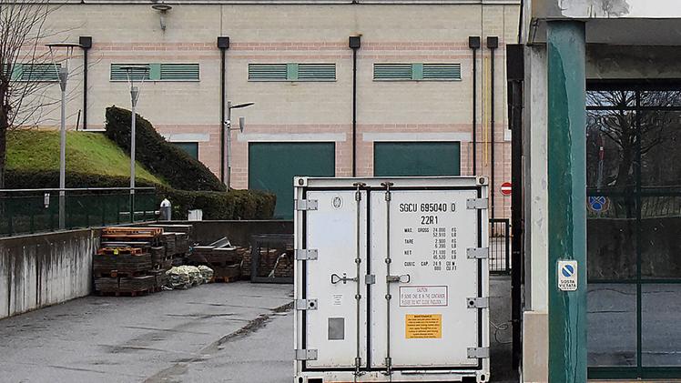 Il container frigo portato all’ospedale Fracastoro FOTO DIENNE