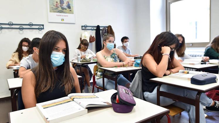 Studenti a scuola durante la pandemia