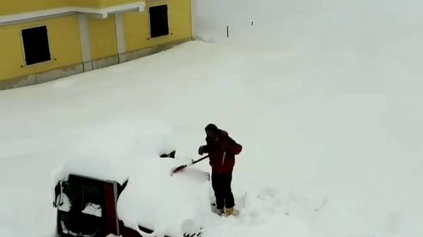 Bosco Chiesanuova: il tentativo di rimuovere la neve che ha completamente ricoperto un veicolo