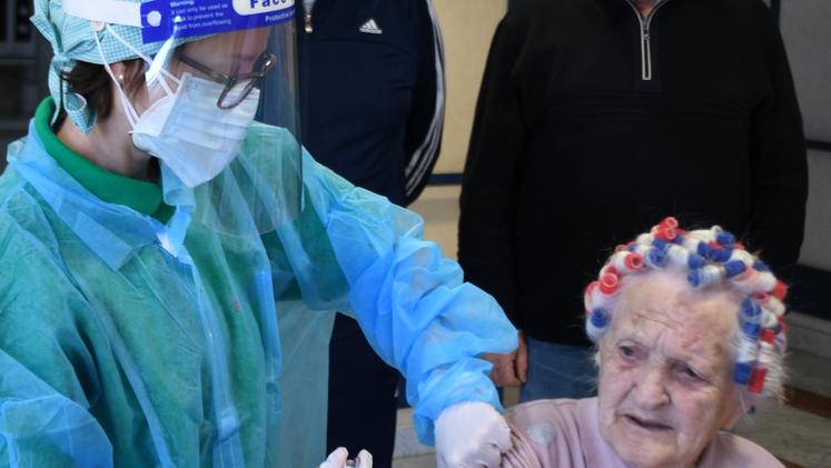Esterina Vallerin, 90 anni, la prima vaccinata alla casa di riposo di Monteforte d’Alpone FOTO PECORA