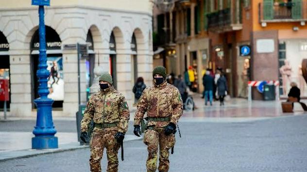 Militari in piazza Bra (foto Marchiori)
