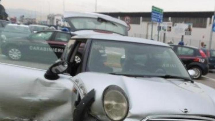 L'auto che ha tentato di travolgere i carabinieri al posto di blocco