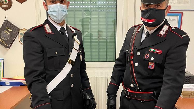 I carabinieri con la droga sequestrata