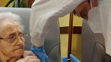 Anziana riceve il vaccino al Centro servizi Policella a Castel d’Azzano