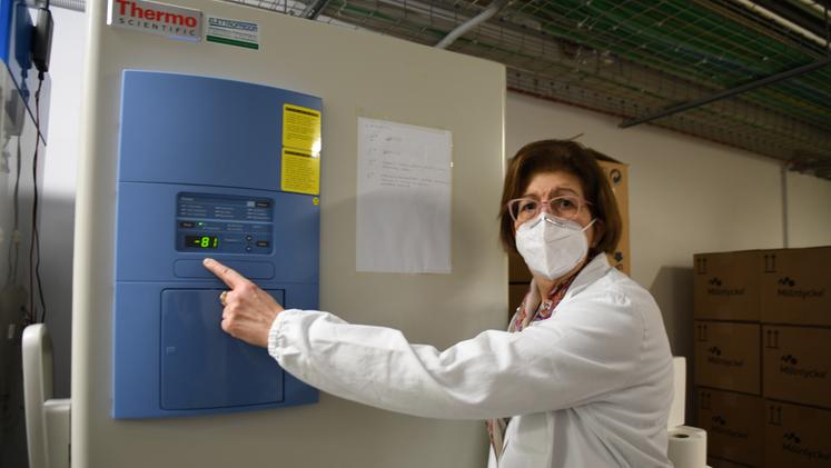 La dottoressa Teresa Zuppini accanto al frigo per la conservazione dei vaccini (foto Pecora)