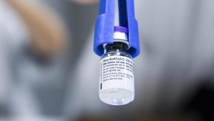 Una fiala con una dose di  vaccino Anti Covid 