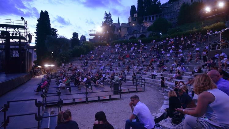 Il pubblico distanziato al Teatro Romano la scorsa estate