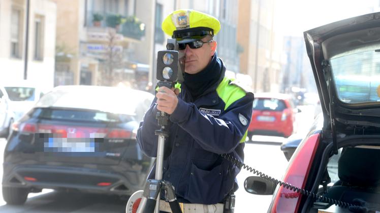 La polizia locale con telelaser
