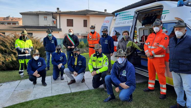 La consegna dell'ambulanza dell'ANA Verona