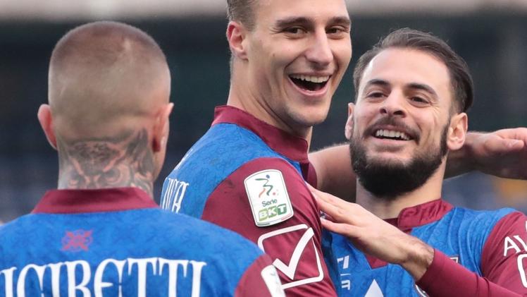 Manuel De Luca, 22 anni, festeggia con Ciciretti e Canotto il gol segnato domenica al Pescara