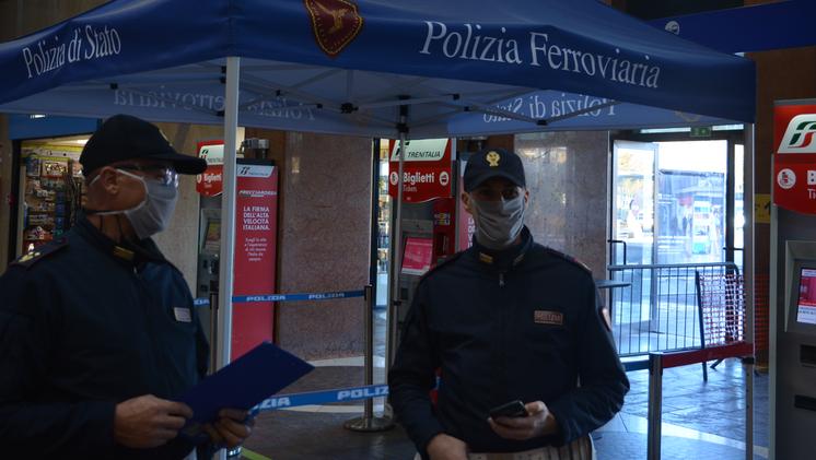 Agenti della Polfer in stazione a Verona
