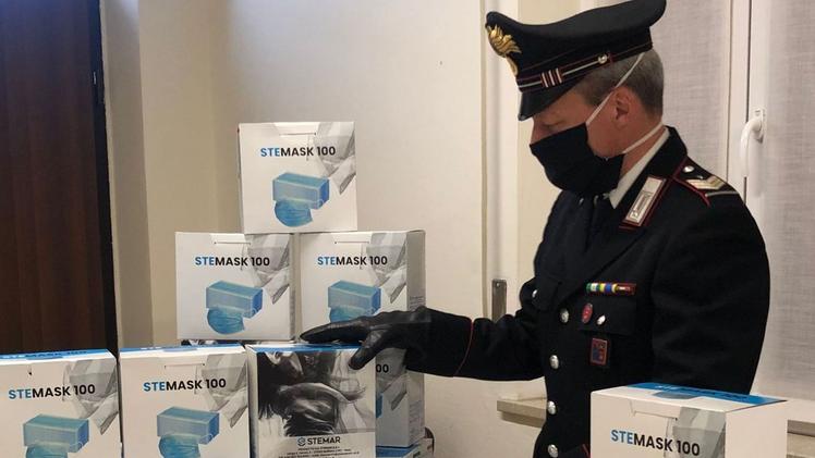 Le scatole di mascherine sequestrate dai carabinieri  ai due venditori abusivi