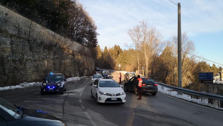 Il blocco del traffico tra Bosco Chiesanuova e San Giorgio (foto Zambaldo)
