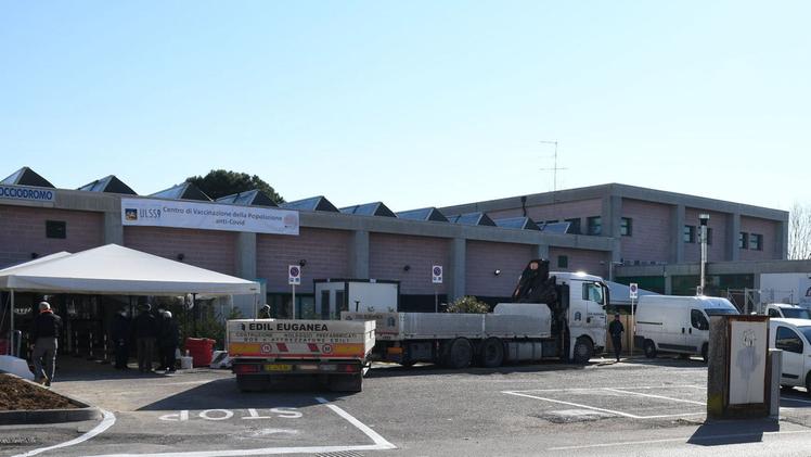 Ultimi lavori all’ex Bocciodromo in via San Vittore per partire con le vaccinazioni anticovid  FOTO PECORA