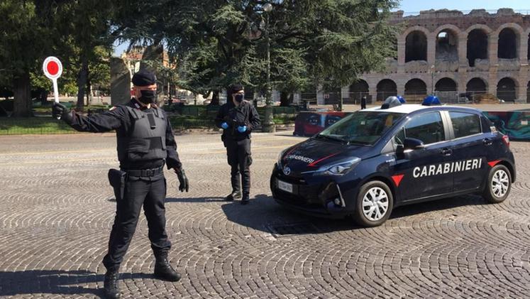 I carabinieri in piazza Bra