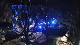 I lampeggianti della polizia e dell’ambulanza venerdì sera in via Aquileia: aggredito un diciannovenne