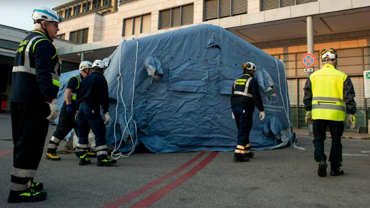 23 febbraio 2020: si montano le tende di filtraggio davanti agli ospedali veronesi