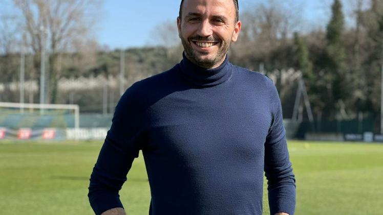 Giampaolo Pazzini in visita ieri  alla squadra a PeschieraGiampaolo Pazzini, 36 anni, cinque stagioni e 50 reti con l’Hellas FOTOEXPRESS