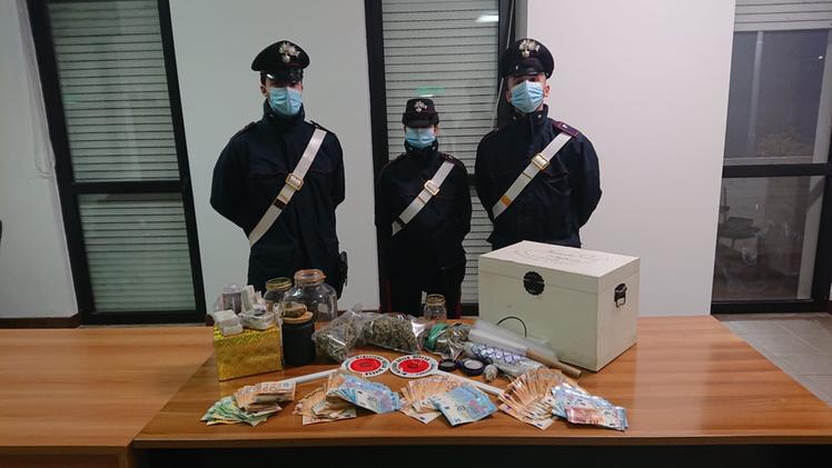 I carabinieri con la droga e il denaro sequestrati