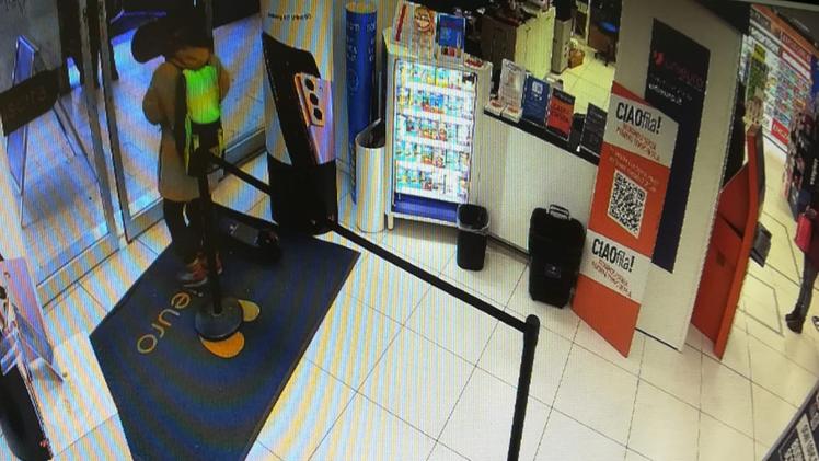 Le immagini del negozio al momento del furto