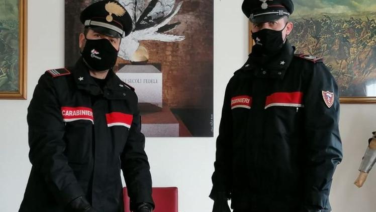 I carabinieri di Peschiera mostrano i due chili e tre etti sequestrati sulla Berlingo parcheggiata a Lazise