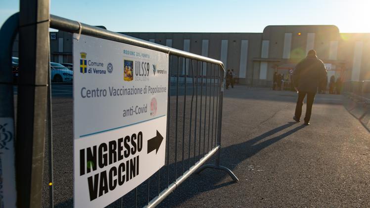 Centro vaccinale in fiera a Verona (Marchiori)