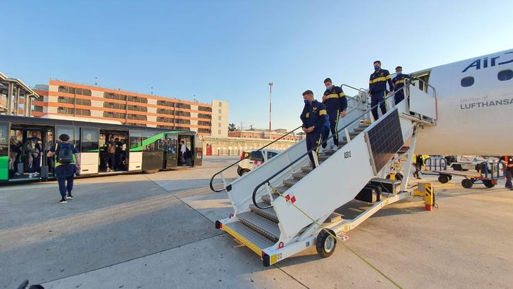 I giocatori Hellas atterrano all'aeroporto di Napoli (FotoExpress)