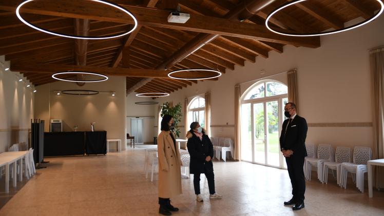 Gloria Larizza, Maria Alessandra Mariotto e Roberto Dall'Oca nella grande nuova sala civica a Villa Mariotto, adatta ai matrimoni   FOTO PECORA