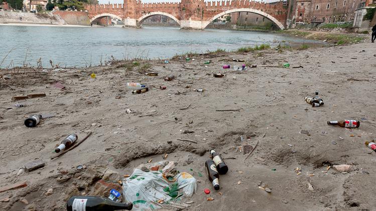Lattine, bottiglie e altri rifiuti sul percorso fra Castelvecchio e ponte Catena FOTO MARCHIORI