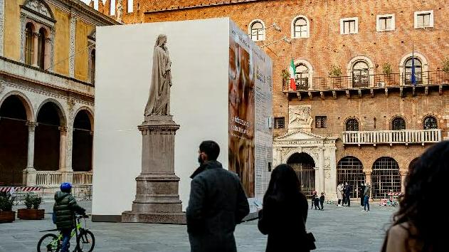 Il cantiere per la statua di Dante in piazza dei Signori