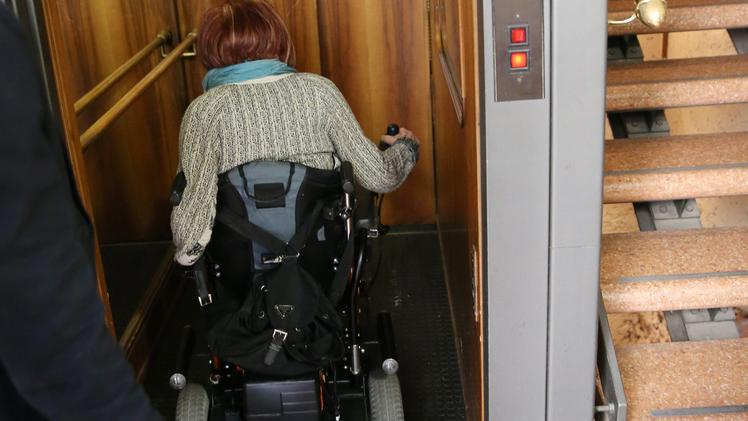 Una disabile in ascensore