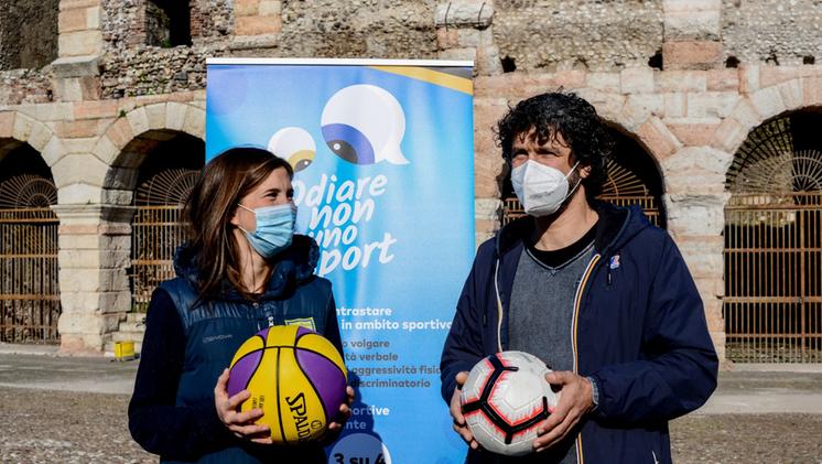 Alessia Pecchini e Damiano Tommasi in Bra per la campagna «Odiare non è uno sport»