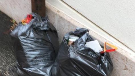 Sacchi di rifiuti abbandonati in centro a SoaveRaccolta straordinaria di rifiuti rinvenuti nelle strade di Soave