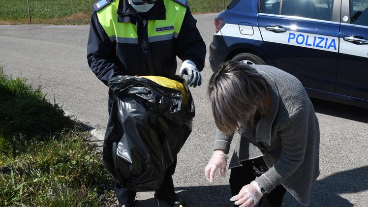 L’assessore Riccardo Maraia con la polizia locale davanti ai rifiuti abbandonati FOTO PECORAAgenti cercano indizi per risalire all’autore del gesto incivile