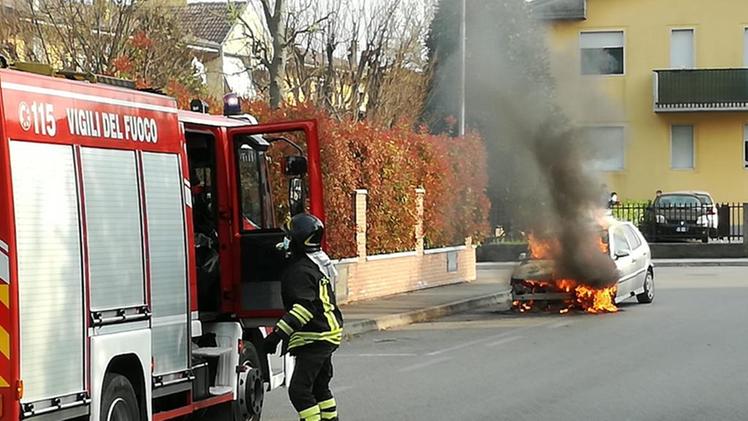 Auto in fiamme a Monteforte (Della Mora)