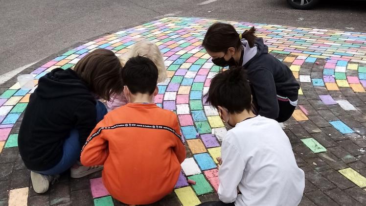 I bambini ridanno vita con i colori al loro spazio di giochi vicino a casa