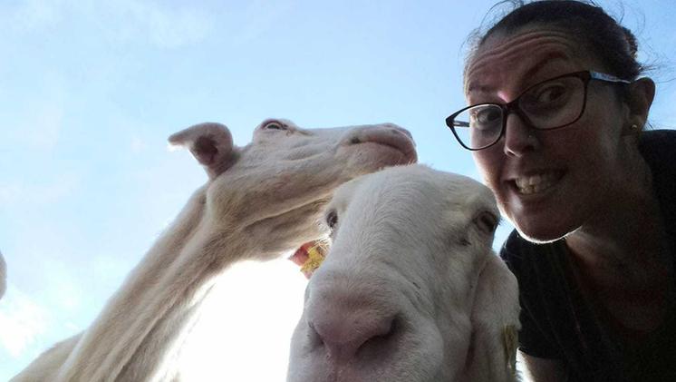 Arianna in un selfie con le sue pecore